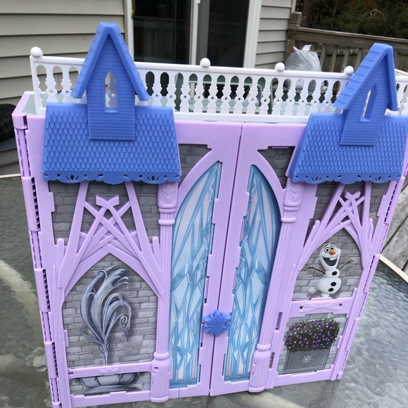 Disney Frozen 2 Fold And Go Portable Arendelle Castle Play Set House - Picture 2 of 10